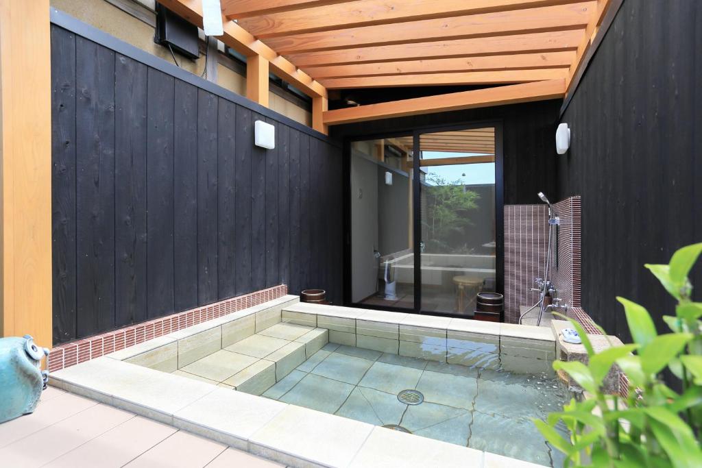 - une piscine sur le côté d'une maison dans l'établissement Jinpuso, à Miyazu
