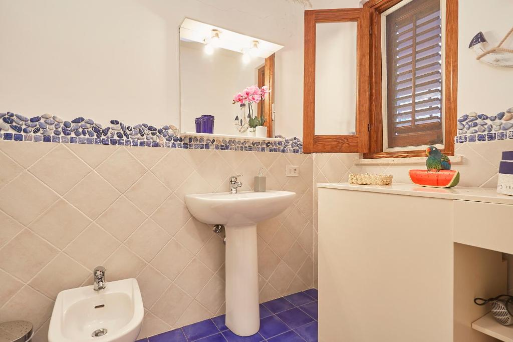 une salle de bain avec un lavabo et des toilettes dans l'établissement Villa Majus, à Porticello 32 autres photos