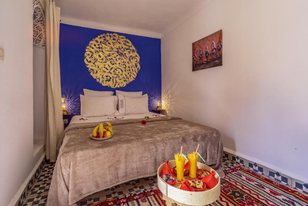 - une chambre avec un lit et un bol de bananes dans l'établissement Riad Safran et Cannelle & Spa, à Marrakech