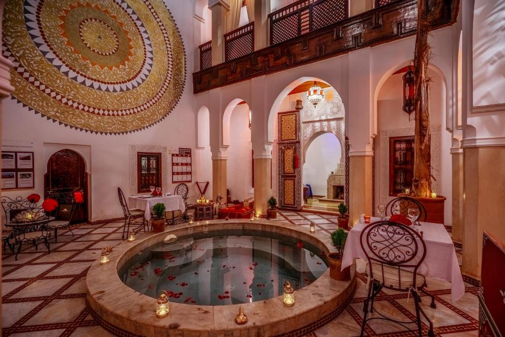 Cette grande chambre dispose d'une piscine au milieu d'un bâtiment. dans l'établissement Riad Safran et Cannelle & Spa, à Marrakech