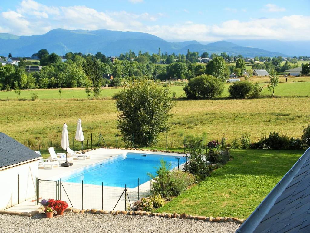 une piscine au milieu d'un champ dans l'établissement Gites de Bigorre, à Cieutat