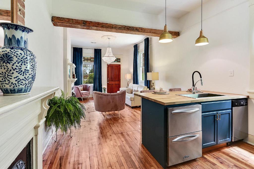 Elegant Renovated House With Relaxing Courtyard - Near FQ 4