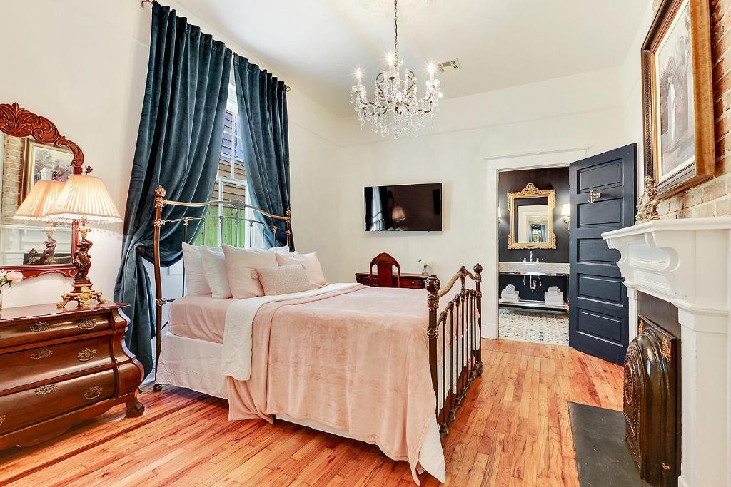 Elegant Renovated House With Relaxing Courtyard - Near FQ 7