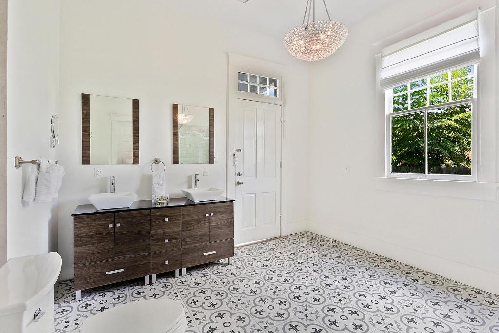 Modern Victorian House With Relaxing Courtyard - Near FQ 3