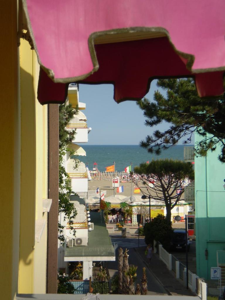 une vue d'une rue de la ville depuis un bâtiment dans l'établissement Hotel Villa Roma, à Caorle