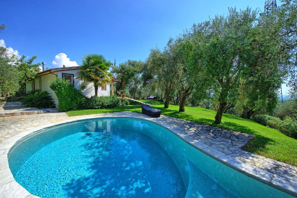 une piscine dans une cour avec une maison dans l'établissement Villa Oliveta by PosarelliVillas, à Santa Lucia