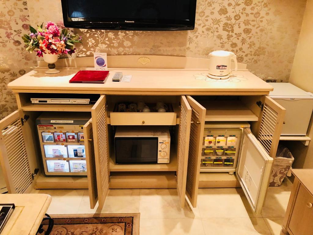 une cuisine avec un comptoir avec un micro-ondes dans l'établissement Hotel Star Dust (Adult Only), à Hiroshima