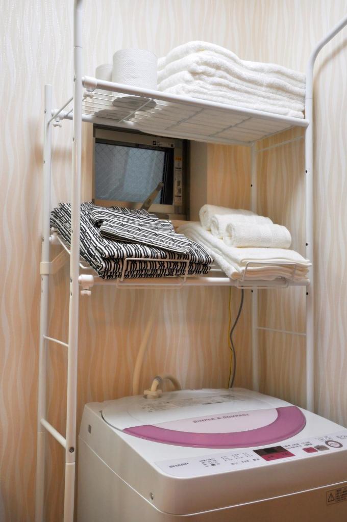 Ce dortoir dispose de lits superposés et d'un lave-linge. dans l'établissement Harper House, à Osaka