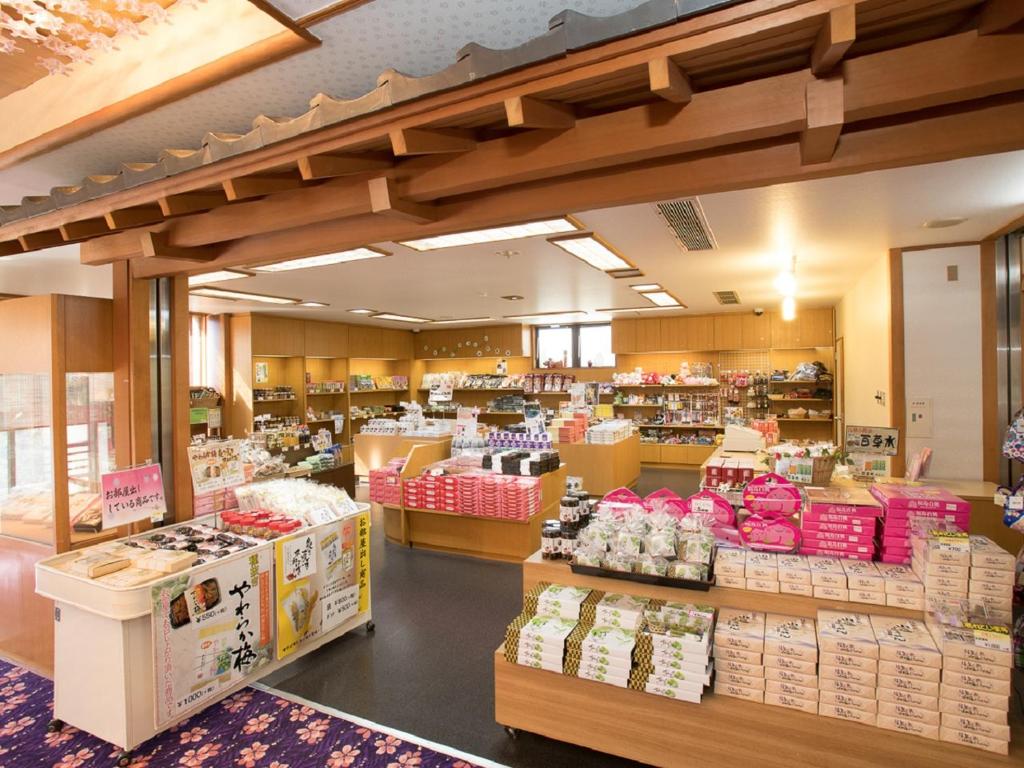 un magasin avec beaucoup de produits exposés dans l'établissement Itoen Hotel Iizakakanouya, à Fukushima
