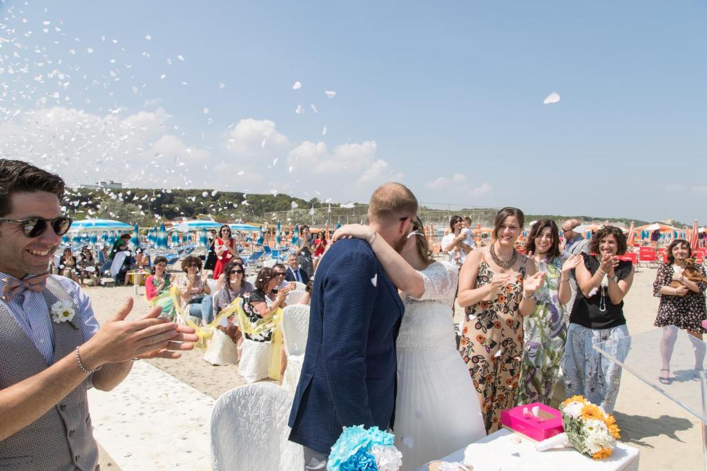 - une mariée et un marié coupant leur gâteau de mariage sur la plage dans l'établissement Hotel Riziana, à Cervia 73 autres photos