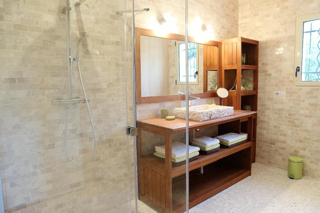 La salle de bains est pourvue d'une douche et d'une cabine de douche en verre. dans l'établissement Gîte Jet d'eau avec piscine intérieure 30 minutes Versailles, à Montainville