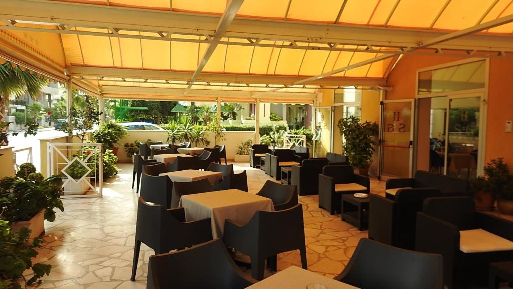 un restaurant avec des tables et des chaises sur une terrasse dans l'établissement Hotel San Giorgio, à Vasto