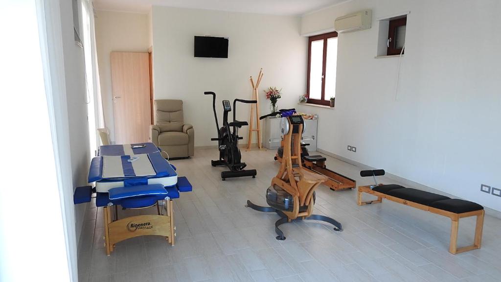 - une salle de sport avec tapis de course et vélos d'exercice dans l'établissement Hotel San Giorgio, à Vasto