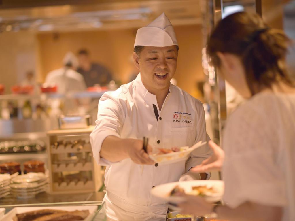 un homme dans une cuisine tenant une assiette de nourriture dans l'établissement Matsushima Ichinobo, à Matsushima 37 autres photos