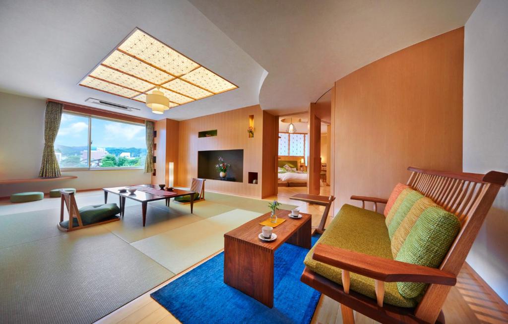 un salon avec un canapé et une table dans l'établissement Honjin Hiranoya Kachoan, à Takayama