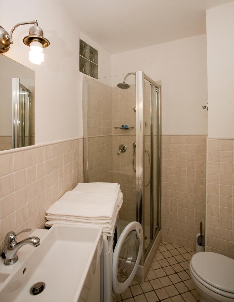 une salle de bain avec douche, lavabo et toilettes dans l'établissement Residence Le Dune Club, à Varigotti 65 autres photos