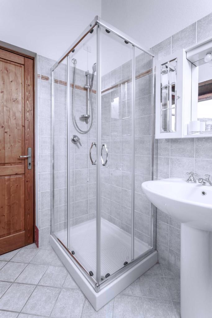 une salle de bain avec une douche en verre et un lavabo dans l'établissement Agriturismo Le Celle, à Cortone 74 autres photos