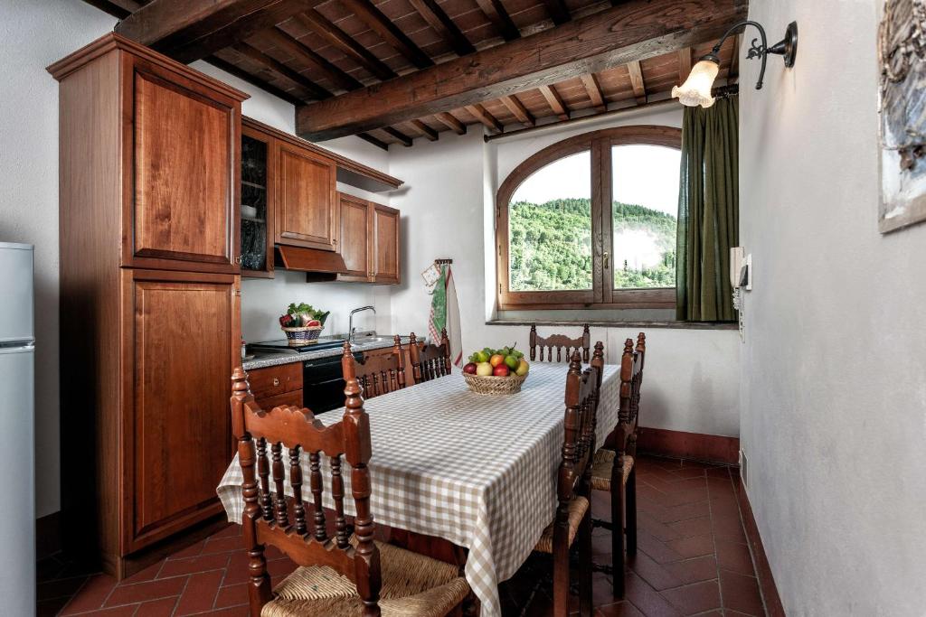une cuisine avec une table avec un bol de fruits dessus dans l'établissement Agriturismo Le Celle, à Cortone