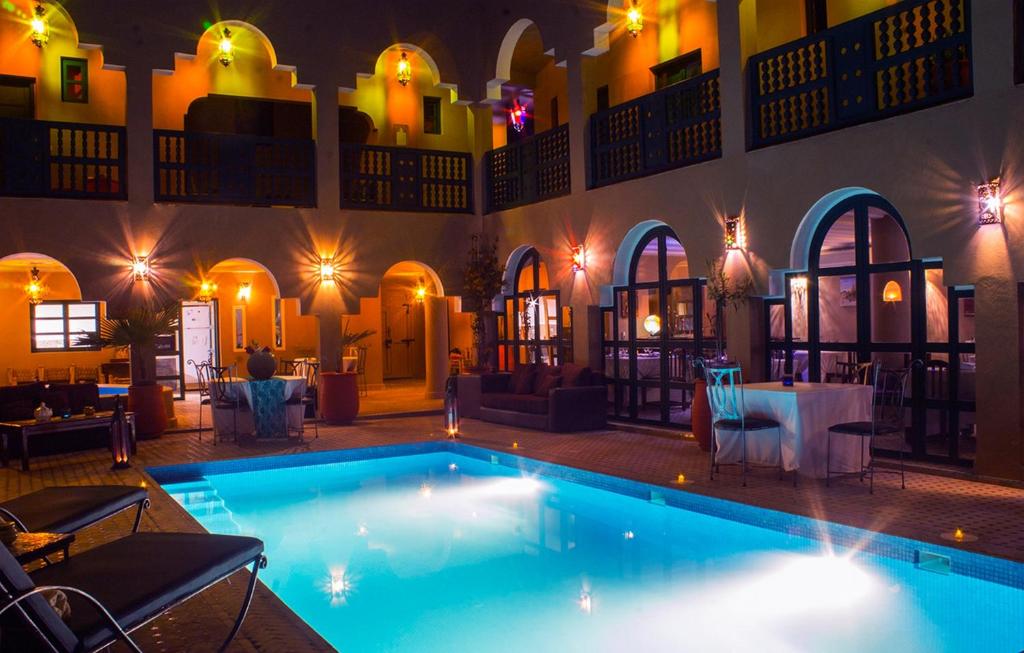 - une grande piscine dans un bâtiment éclairé dans l'établissement Riad Anma, à Taroudant