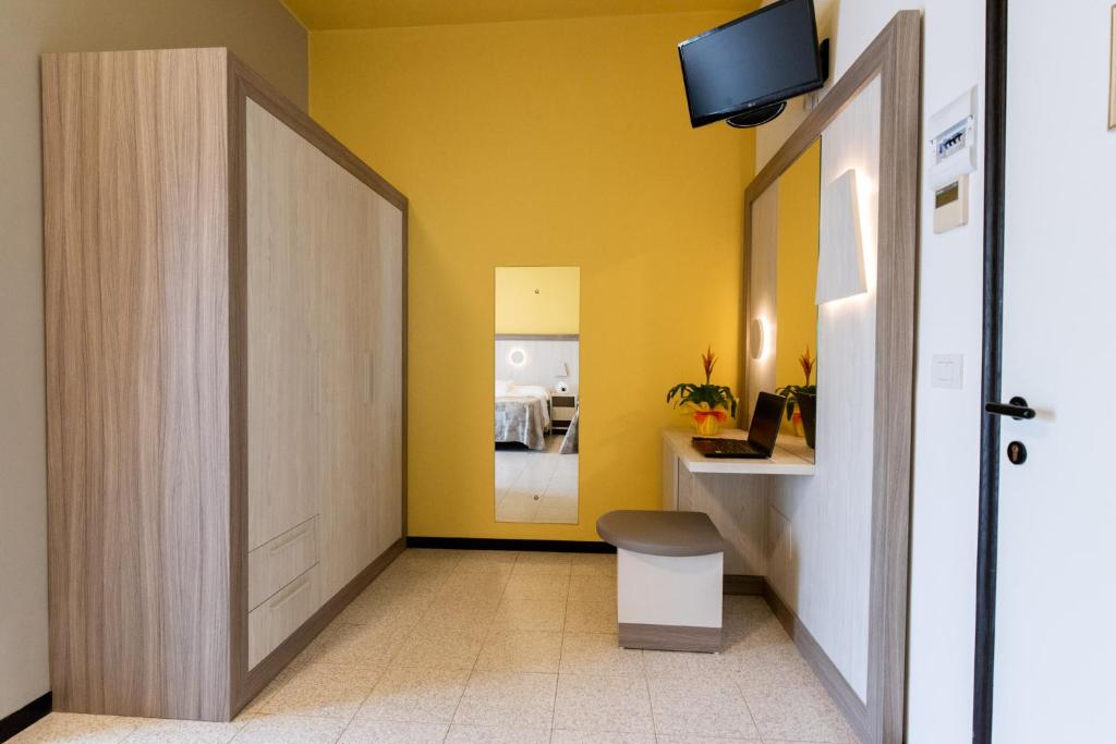 un couloir avec un mur jaune et une porte dans l'établissement Hotel Continental, à Tortoreto Lido