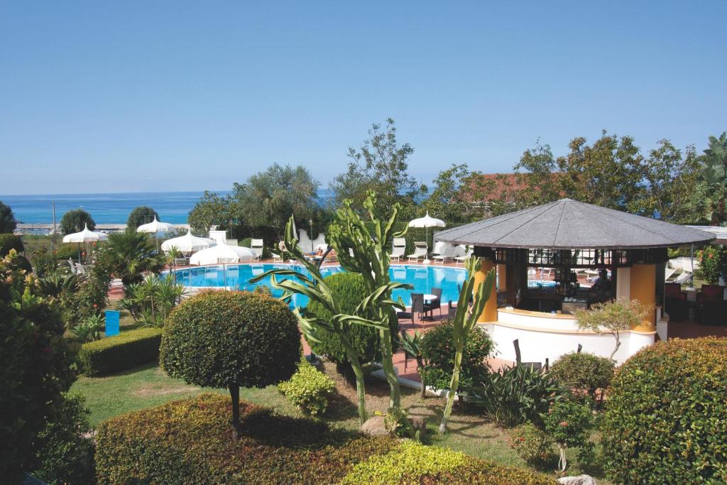 - une vue sur un complexe avec une piscine dans l'établissement Hotel Tirreno, à Parghelia