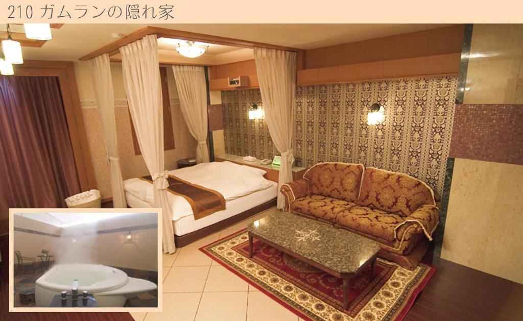 une chambre d'hôtel avec un lit, une chaise et une baignoire dans l'établissement Hotel Very Matsusaka (Adult Only), à Matsuzaka