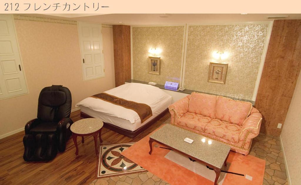 une chambre d'hôtel avec un lit et un canapé dans l'établissement Hotel Very Matsusaka (Adult Only), à Matsuzaka 37 autres photos