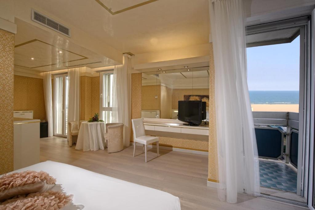une chambre avec un lit et une vue sur l'océan dans l'établissement Hotel Bristol, à Sottomarina