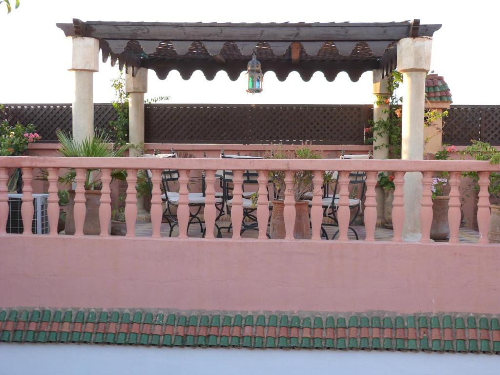 une balustrade en bois avec une table sur un balcon dans l'établissement Riad Habib, à Marrakech