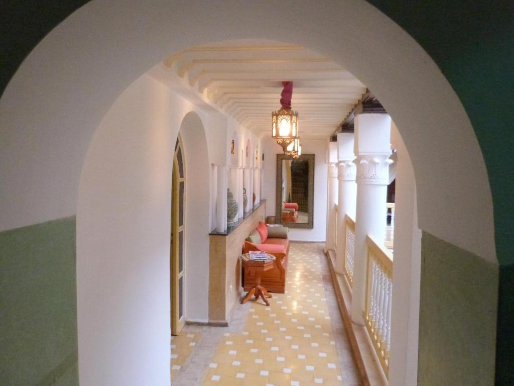une arche menant à un couloir dans une maison dans l'établissement Riad Habib, à Marrakech