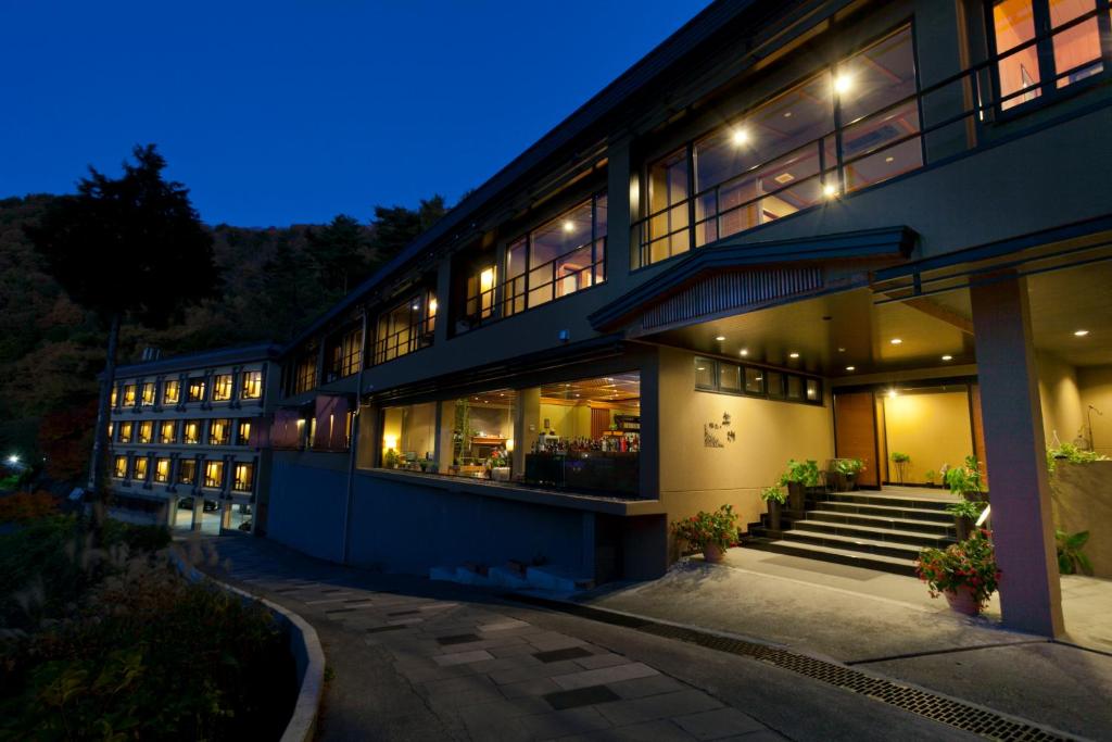 - un grand bâtiment éclairé la nuit dans l'établissement Rakuyu, à Fujikawaguchiko