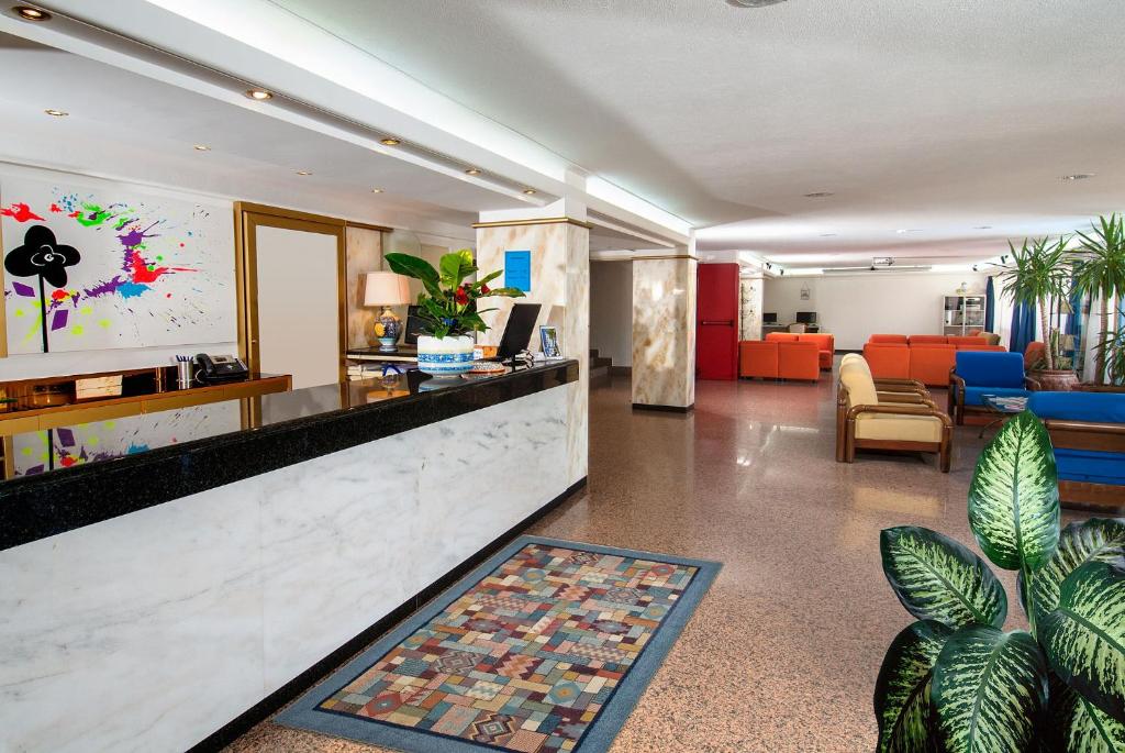 un hall d'un hôtel avec un comptoir de réception dans l'établissement Hotel Olimpic, à Martinsicuro