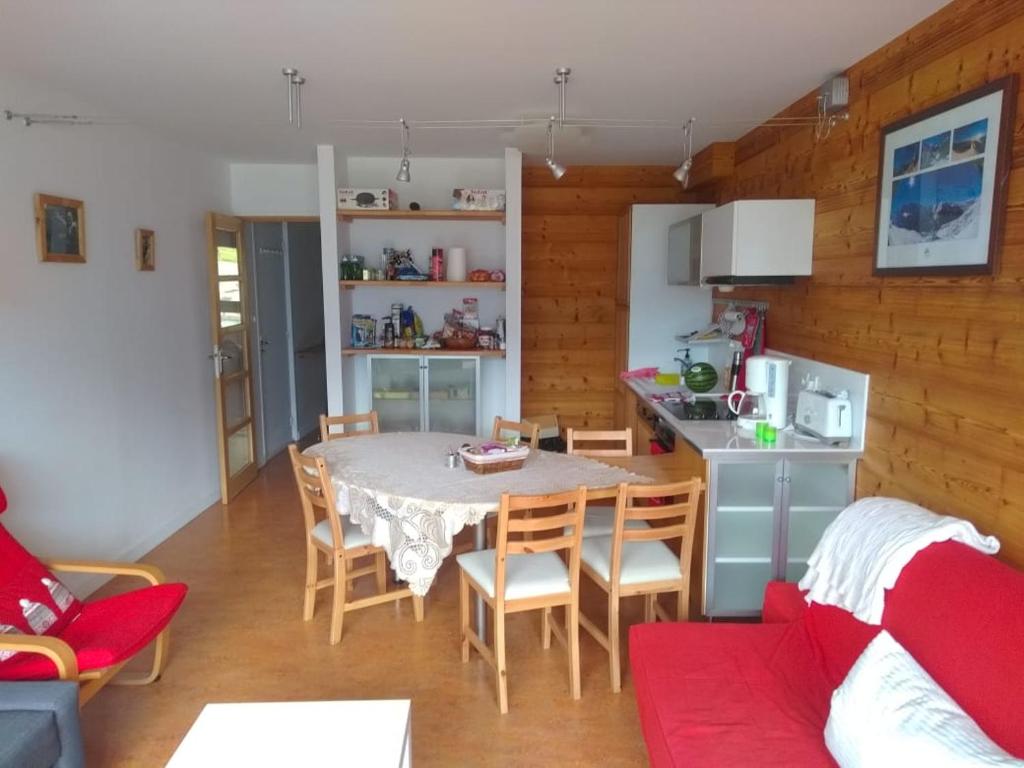 une cuisine et une salle à manger avec une table et des chaises dans l'établissement Appartement pied des pistes avec balcon & vue 6 personnes, à Orcières