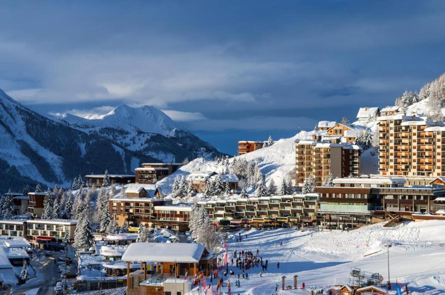 un groupe de bâtiments sur une piste de ski dans la neige dans l'établissement Appartement pied des pistes avec balcon & vue 6 personnes, à Orcières 18 autres photos