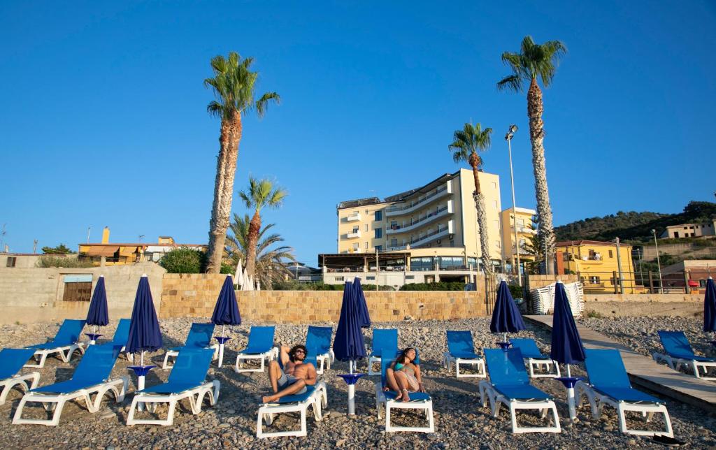 - un groupe de personnes assises sur la plage dans l'établissement Hotel Za Maria, à Santo Stefano di Camastra