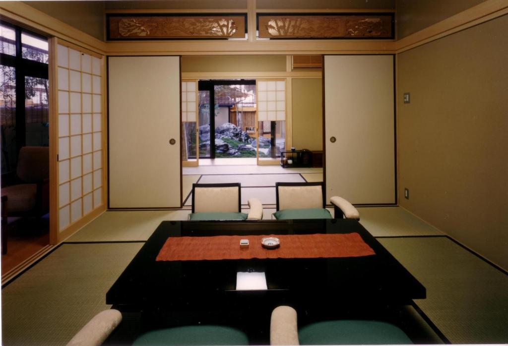 un salon avec une table et des chaises dans l'établissement Kyoto Ryokan Kinoe, à Kyoto