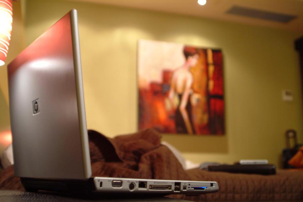 un ordinateur portable posé sur une table dans l'établissement Andrea Doria Hotel, à Marina di Ragusa