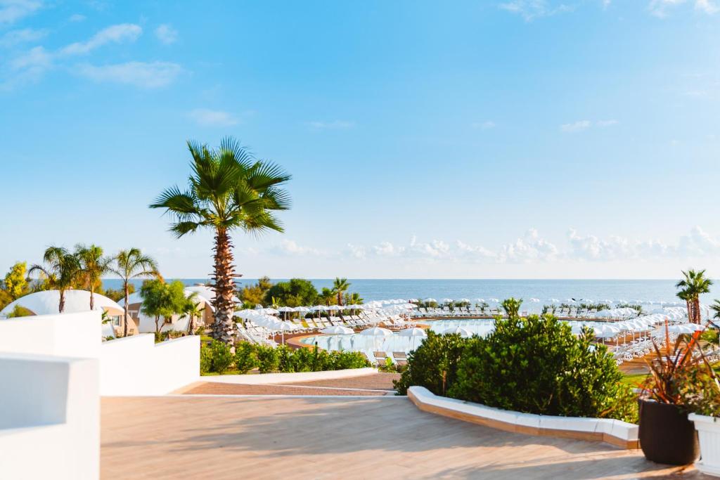 - une vue sur la plage depuis le complexe dans l'établissement Torre Cintola Greenblu Sea Emotions, à Monopoli