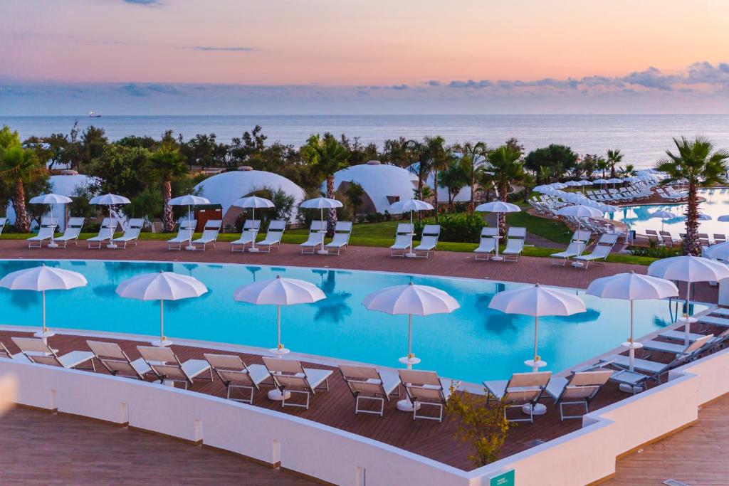 une vue sur la piscine du complexe dans l'établissement Torre Cintola Greenblu Sea Emotions, à Monopoli