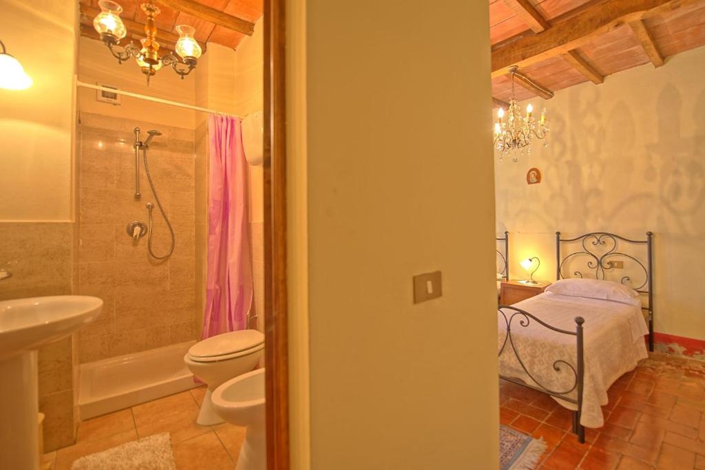 une salle de bain avec un lavabo, des toilettes et une douche dans l'établissement Agriturismo Podere Delle Querci, à Castiglion Fiorentino