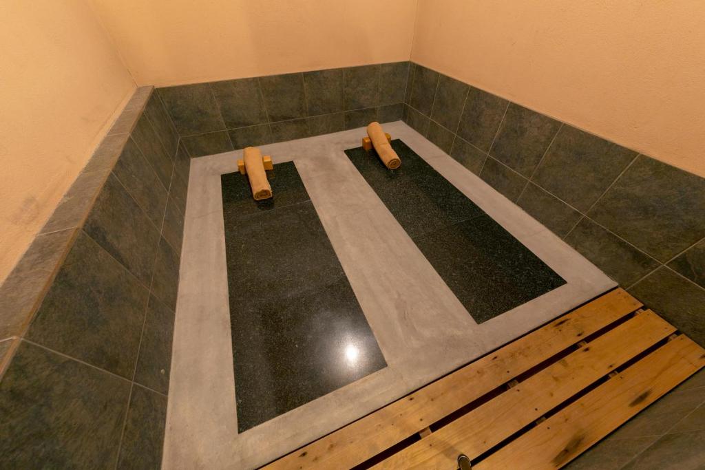 une chambre avec une baignoire dans une chambre avec un étage dans l'établissement Hotel Lotus Sakai (Adult Only), à Sakai 28 autres photos