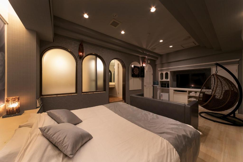 une chambre avec un grand lit et une cuisine dans l'établissement Hotel Lotus Sakai (Adult Only), à Sakai