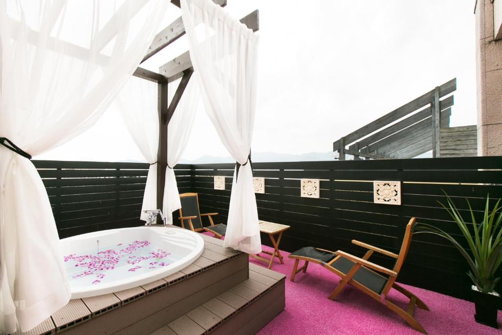 La salle de bains est pourvue d'une baignoire sur le balcon. dans l'établissement Hotel Atlantis Otsu (Adult Only), à Ōtsu
