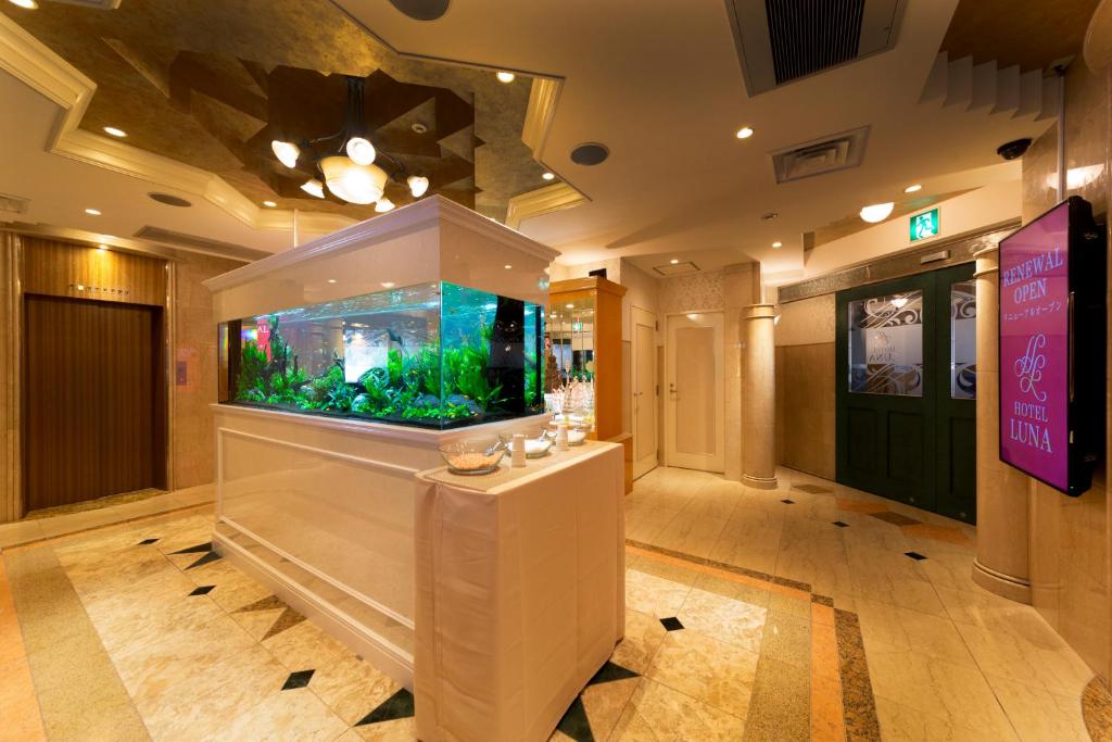 - un hall avec un grand aquarium dans l'établissement Hotel Luna Ikeda (Adult Only), à Ikeda