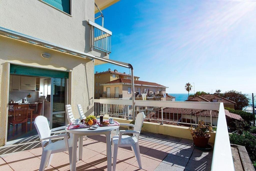 une table et des chaises sur un balcon avec vue sur l'océan dans l'établissement Casavacanze Internazionale, à Diano Marina