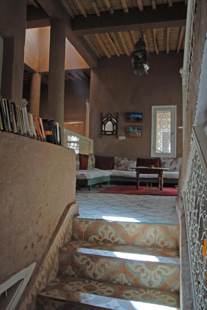 un salon avec un canapé et une table dans l'établissement Villa Zagora Ma Villa au Sahara, à Zagora