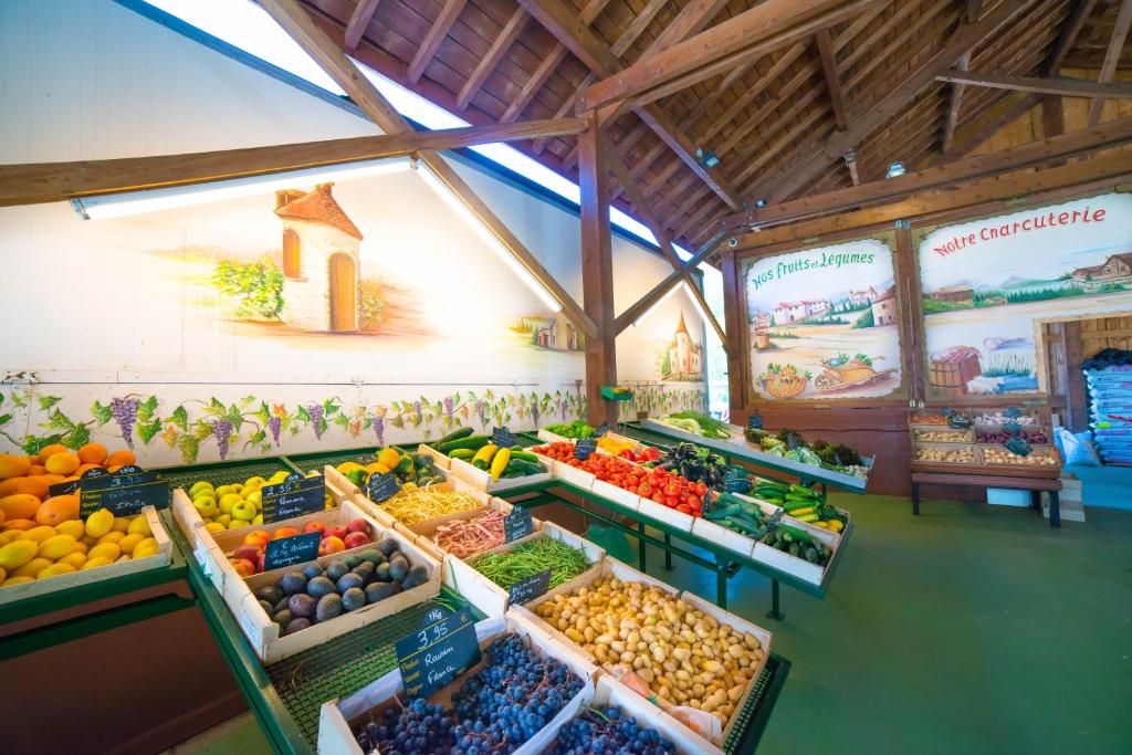 un marché aux fruits et légumes exposés dans l'établissement L'imprévu, à Vaulnaveys-le-Bas