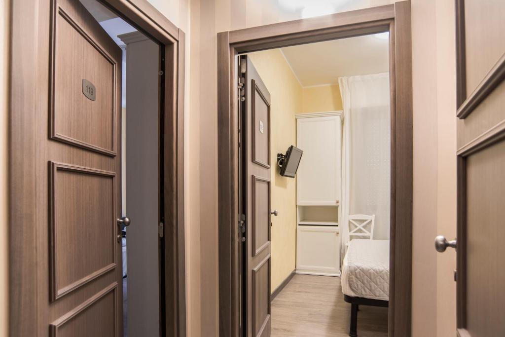 une porte donnant sur une pièce avec une chambre dans l'établissement Hotel Marisa, à Albenga
