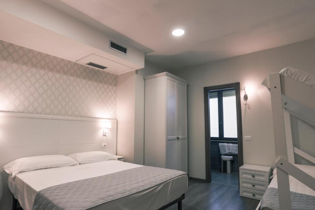 une chambre avec un lit et un lit superposé dans l'établissement Hotel Marisa, à Albenga 74 autres photos