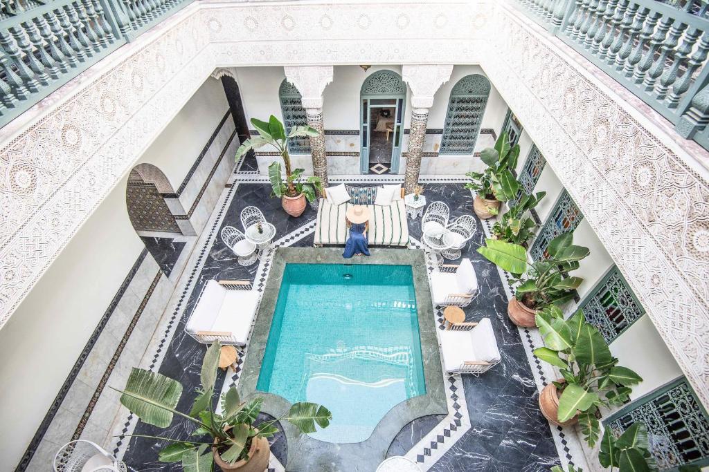 - une vue sur la piscine dans le hall de l'hôtel dans l'établissement Riad Ksar Fawz & Spa, à Marrakech